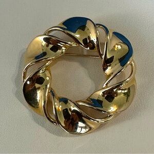 Trifari Wreath Circle Brooch-VINTAGE- Classic Look & Fabulous Gold Tone Piece!!